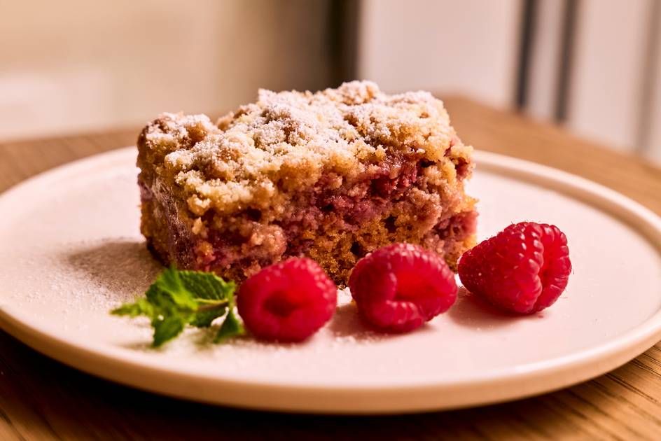 A side view of the raspberry crumb cake.