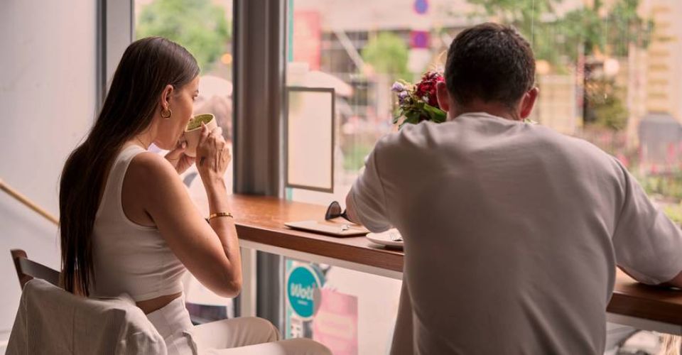 Customers having specialty coffee at Café Essenz