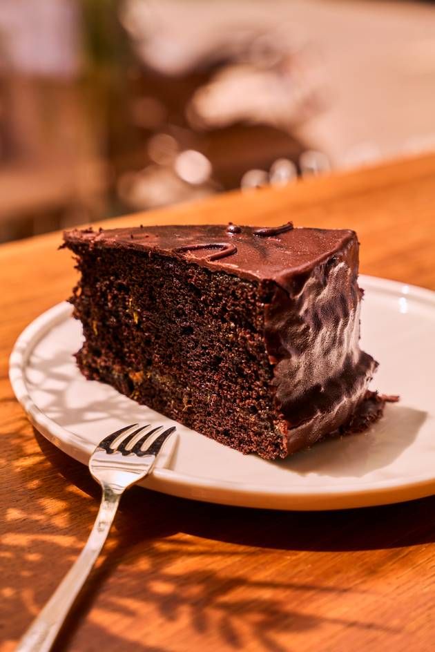 A slice of Sacher Torte, seen from the back.