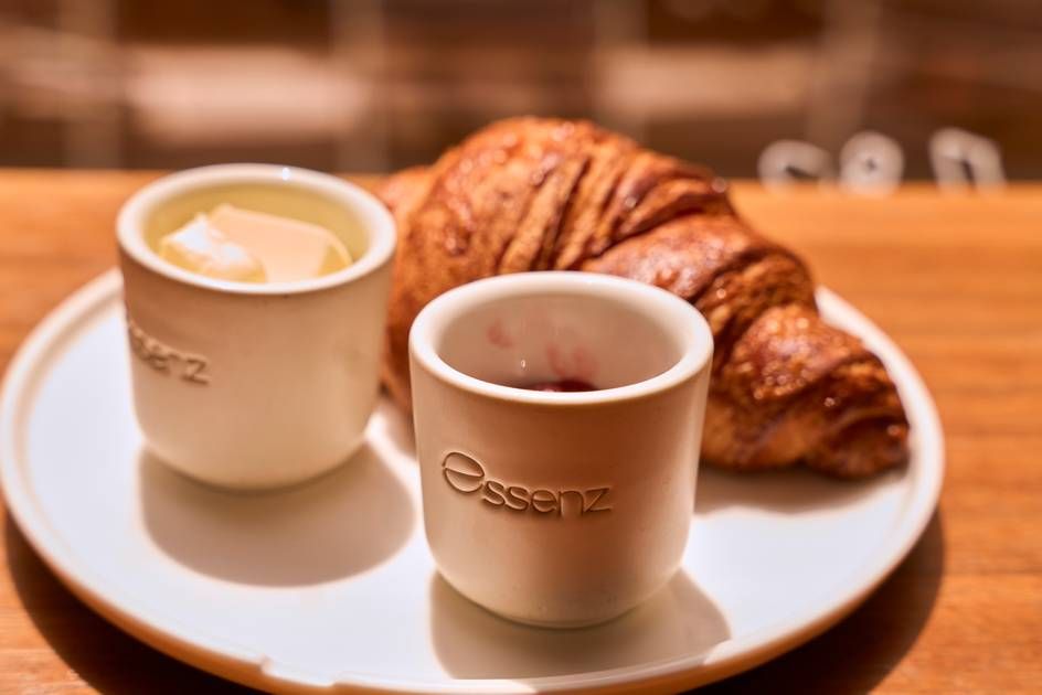 A detailed view of the Essenz Croissant, focus on cups.